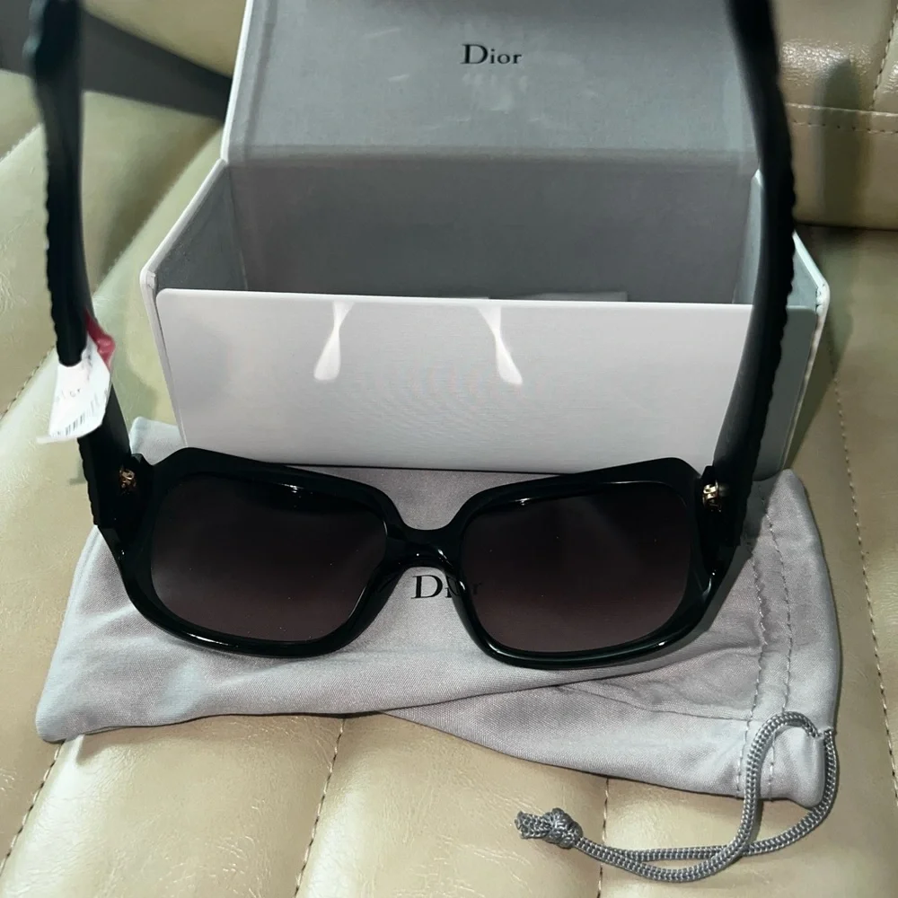 Dior Elegant Black Women's Sunglasses - Picture 5 of 5